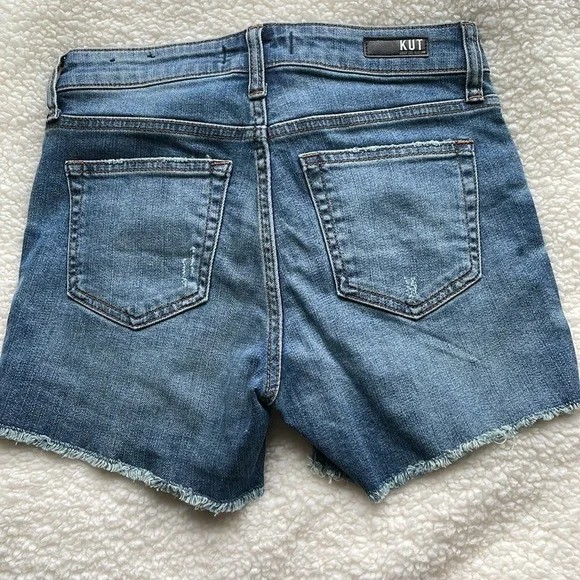 Kut from the Kloth Gidget Frey Shorts Medium Wash Distressed Size 0 (fit like 4) - Picture 6 of 7